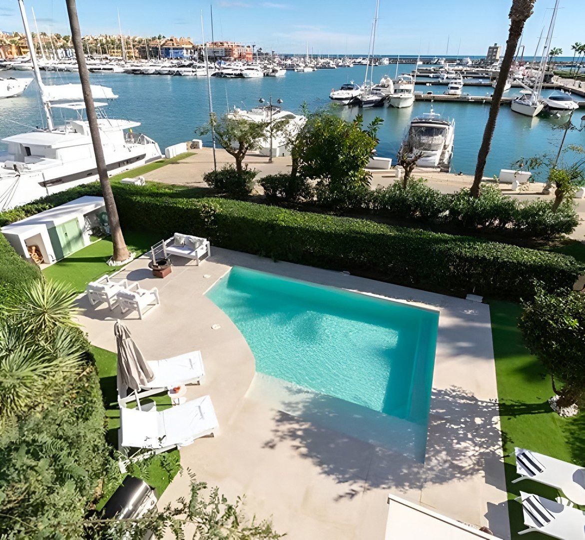 4 Bed Semi-Detached House in Sotogrande Marina