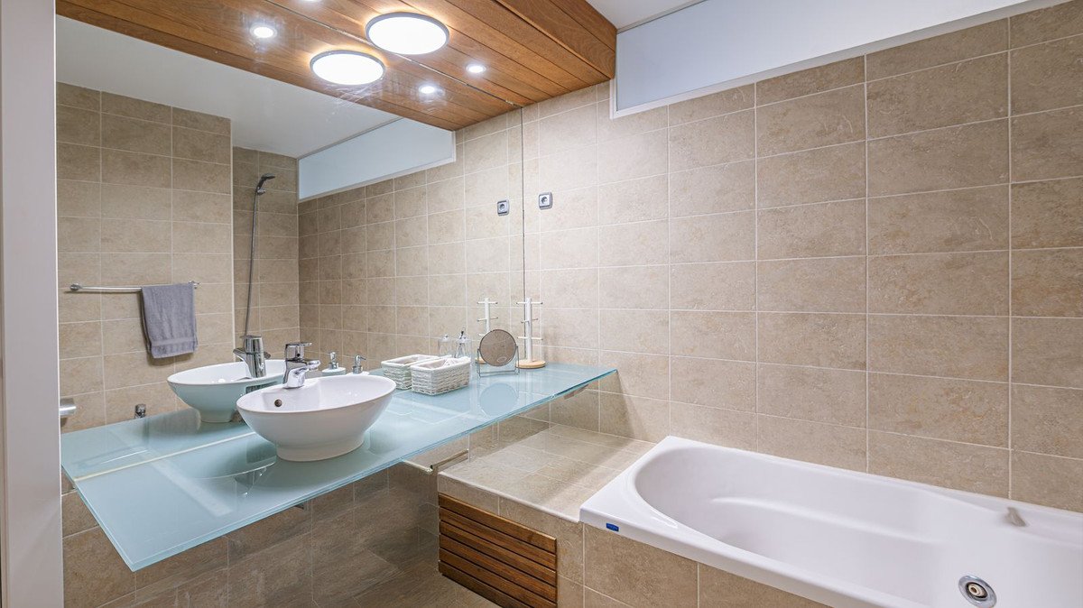 2 Bed Middle Floor Apartment in Benalmadena