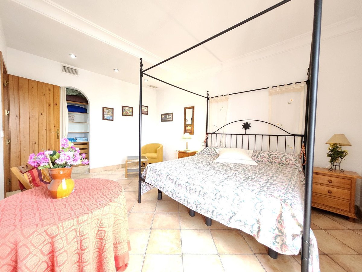 2 Bed Middle Floor Apartment in Puerto Banús