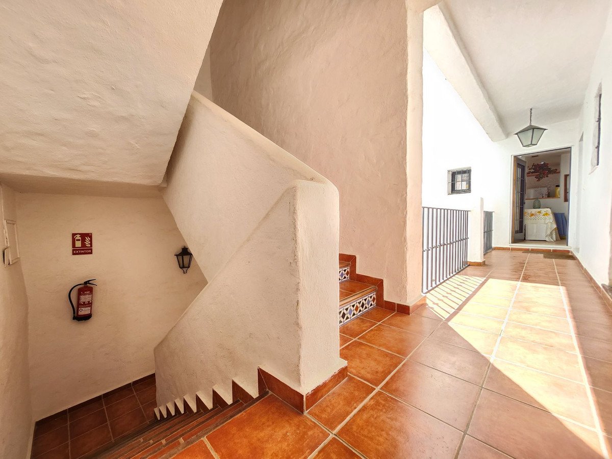 2 Bed Middle Floor Apartment in Puerto Banús
