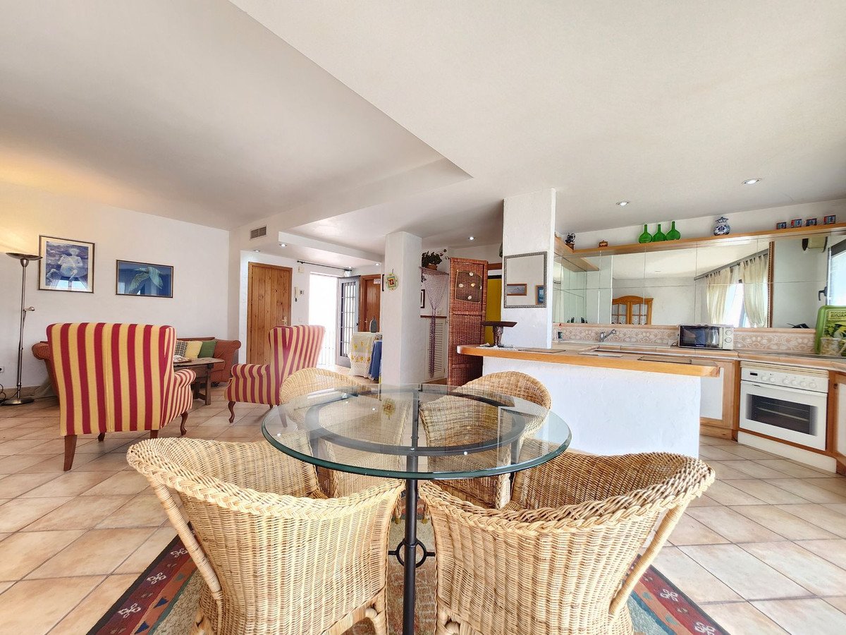 2 Bed Middle Floor Apartment in Puerto Banús