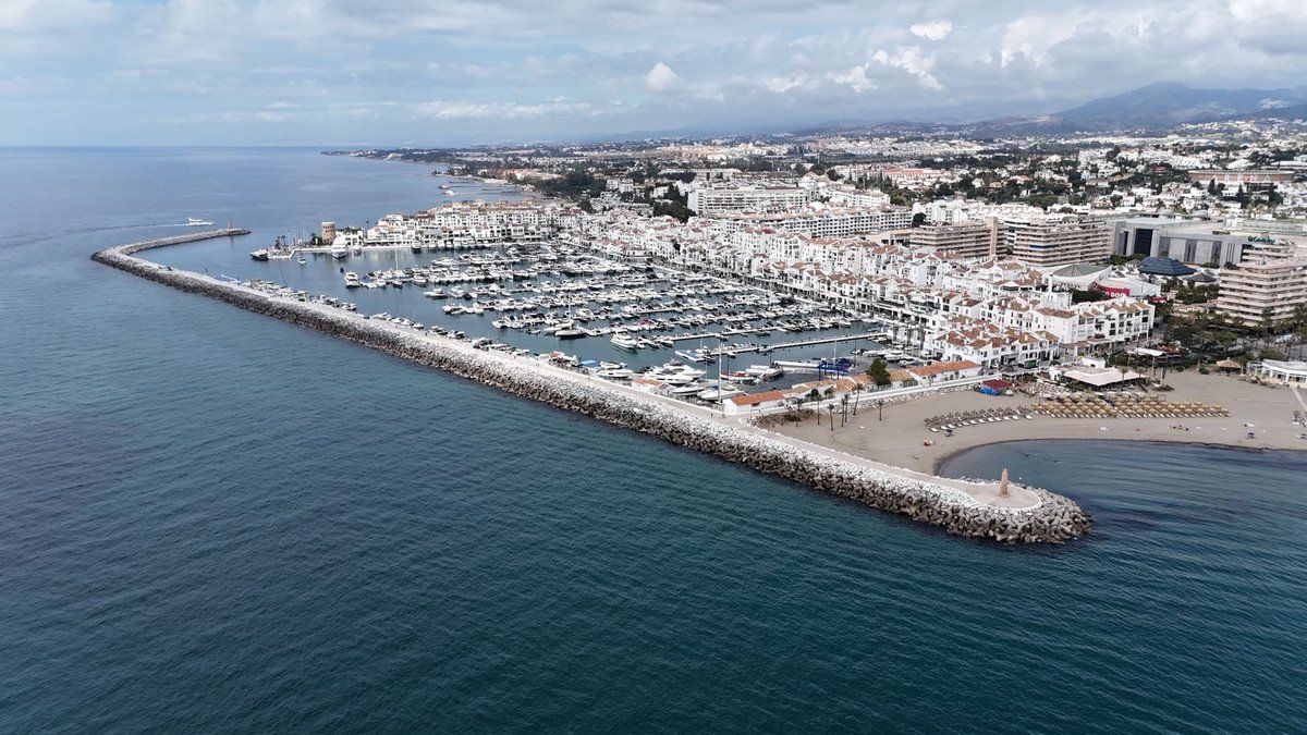 2 Bed Middle Floor Apartment in Puerto Banús