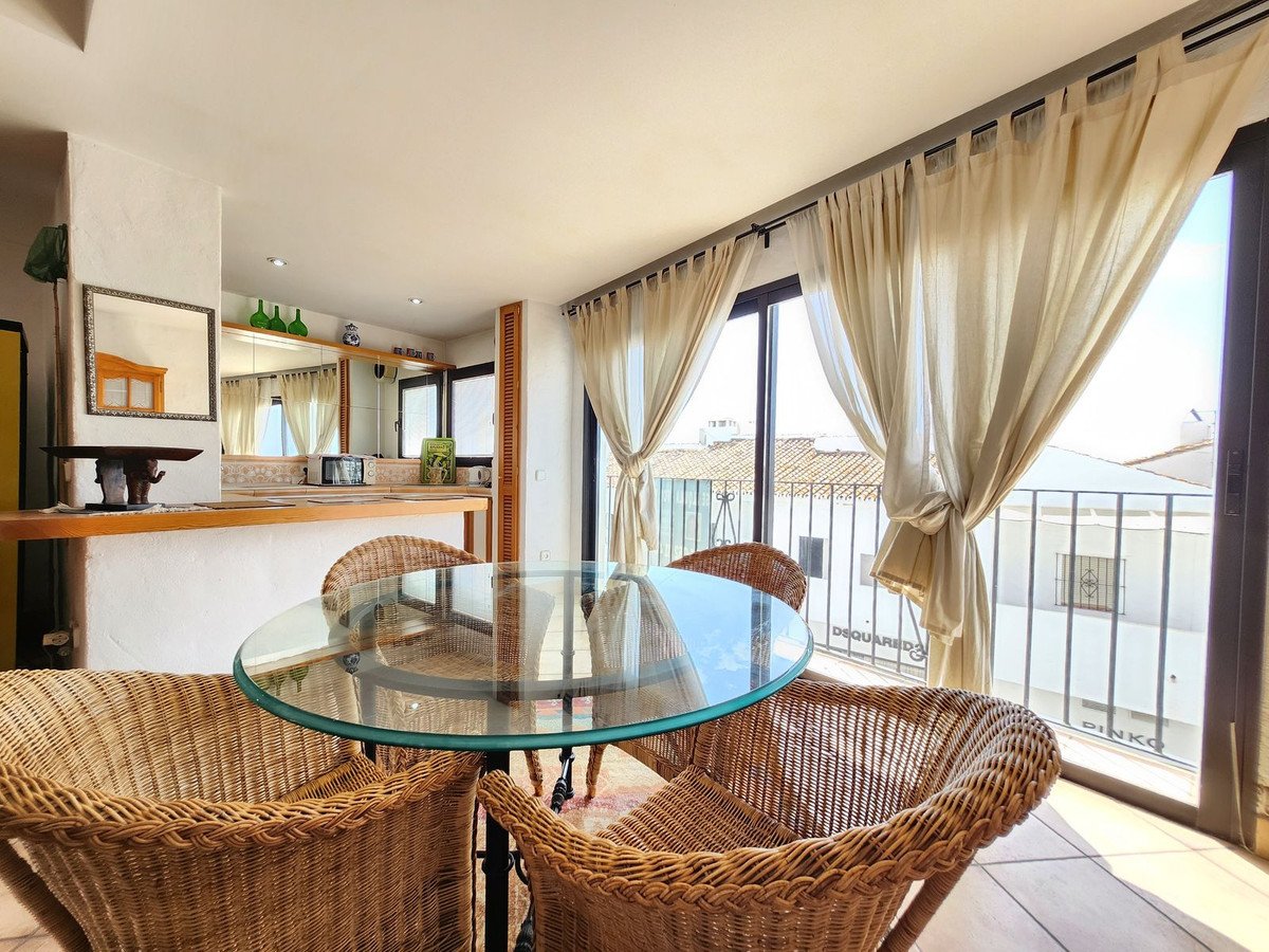 2 Bed Middle Floor Apartment in Puerto Banús