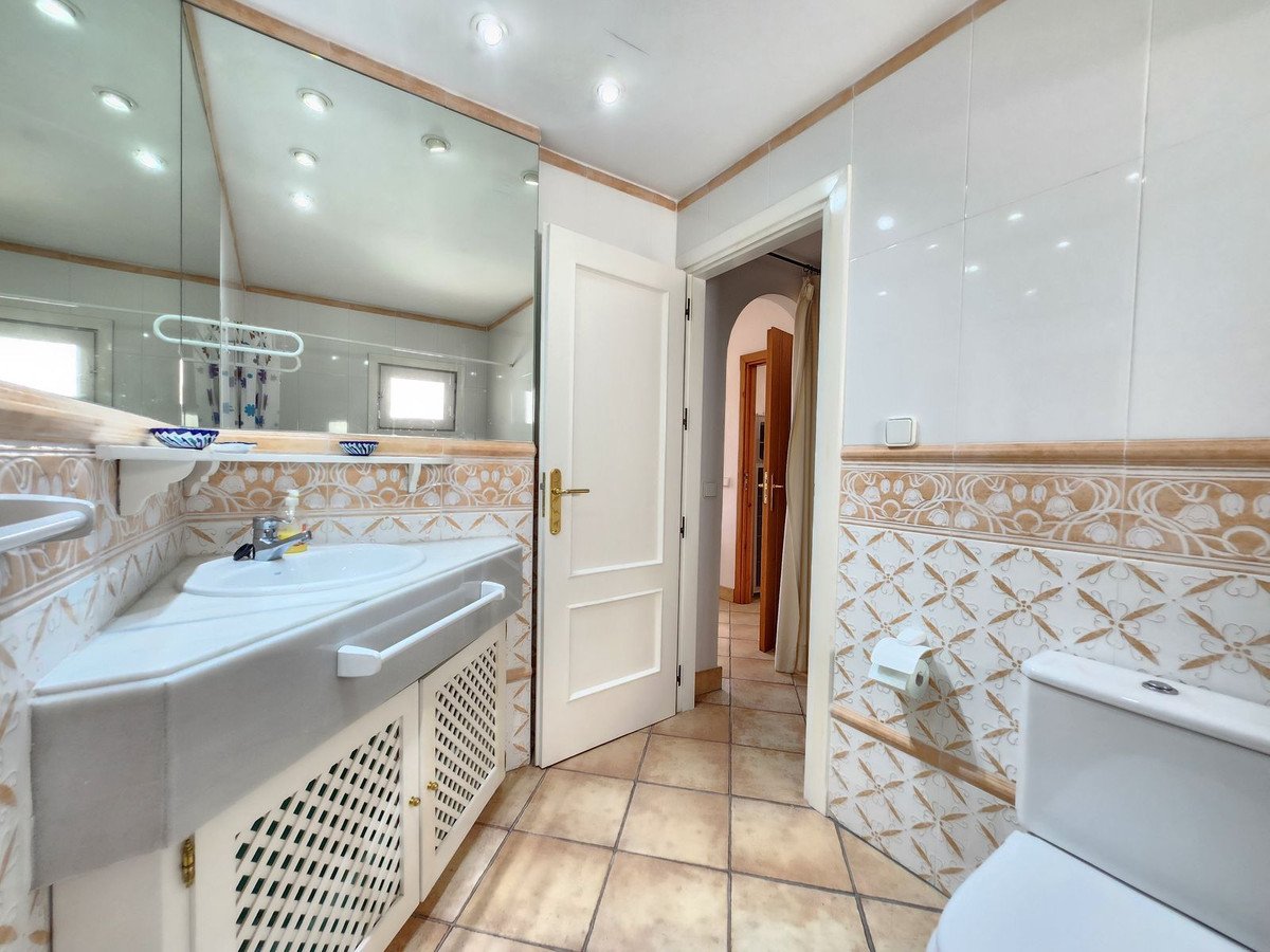 2 Bed Middle Floor Apartment in Puerto Banús