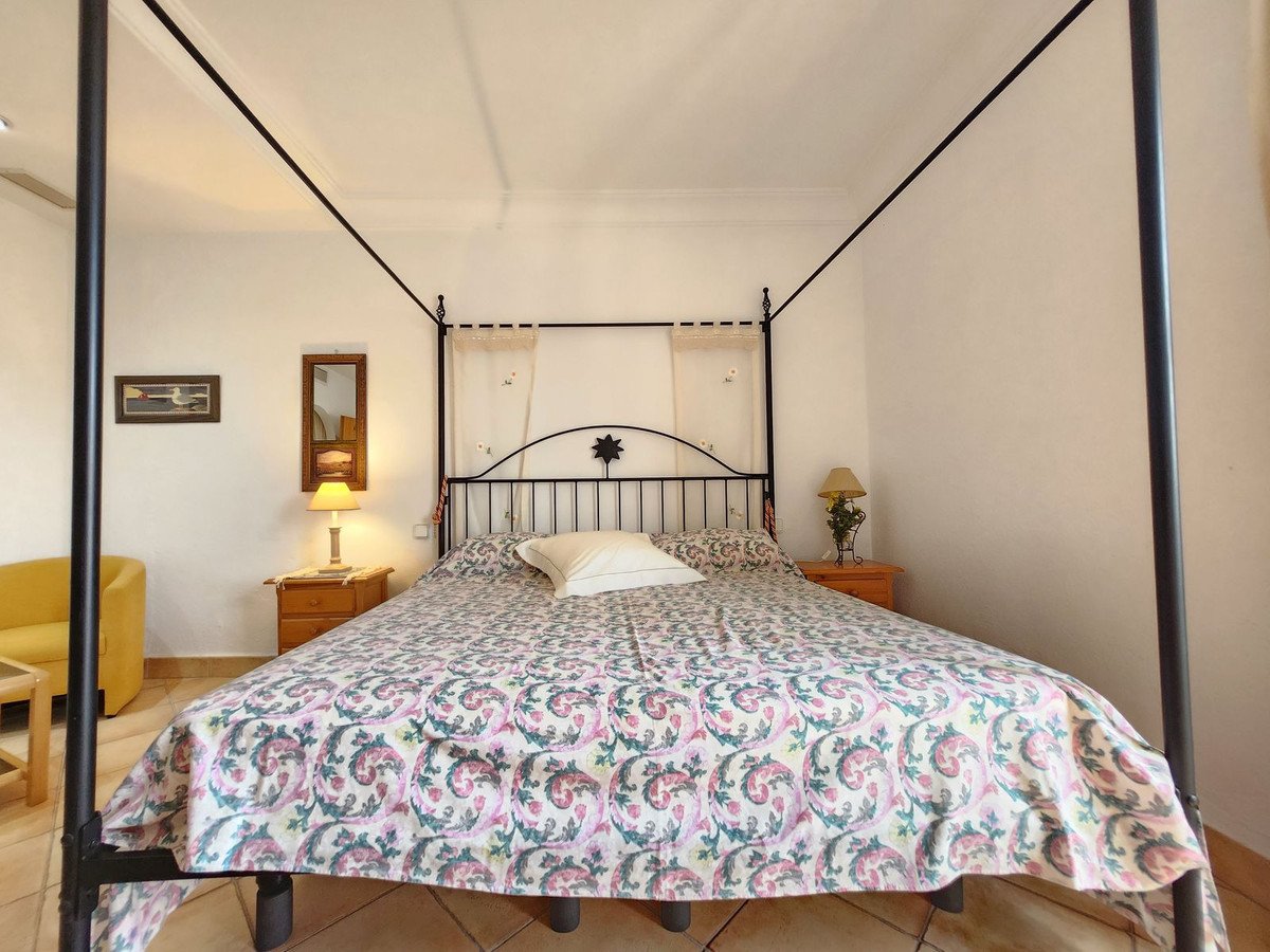 2 Bed Middle Floor Apartment in Puerto Banús