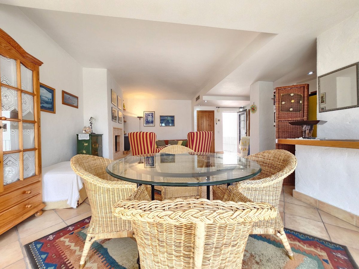 2 Bed Middle Floor Apartment in Puerto Banús