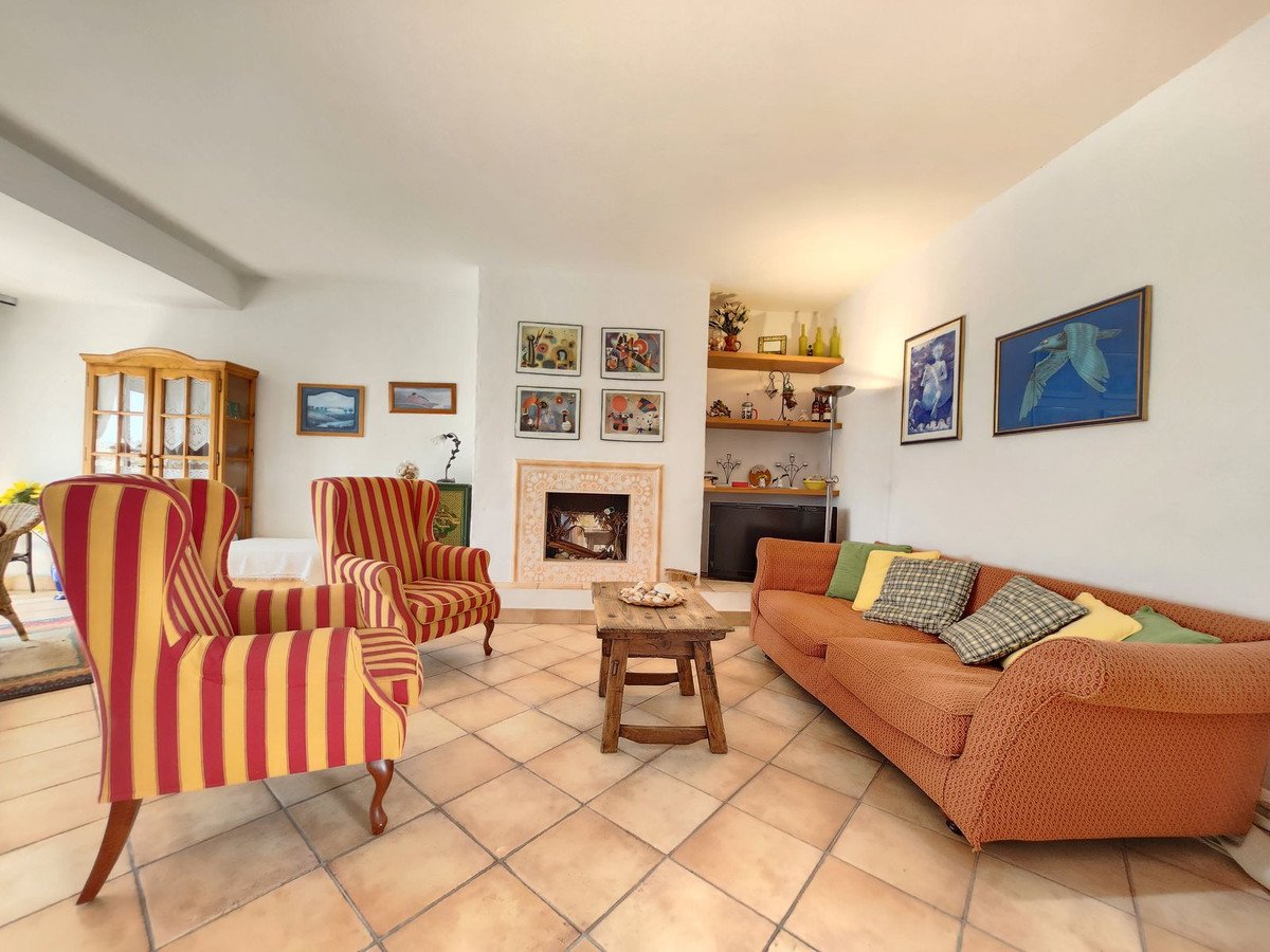 2 Bed Middle Floor Apartment in Puerto Banús