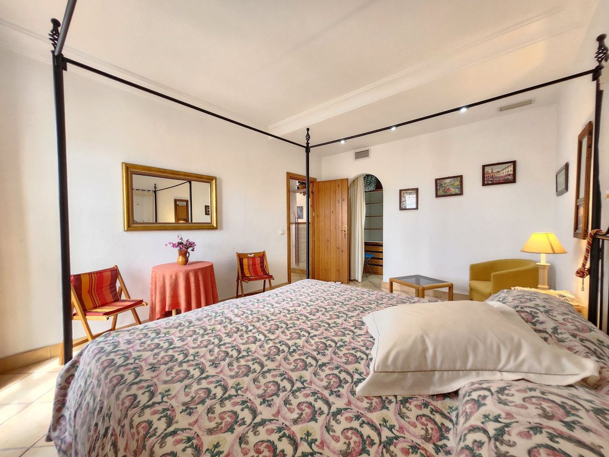 2 Bed Middle Floor Apartment in Puerto Banús