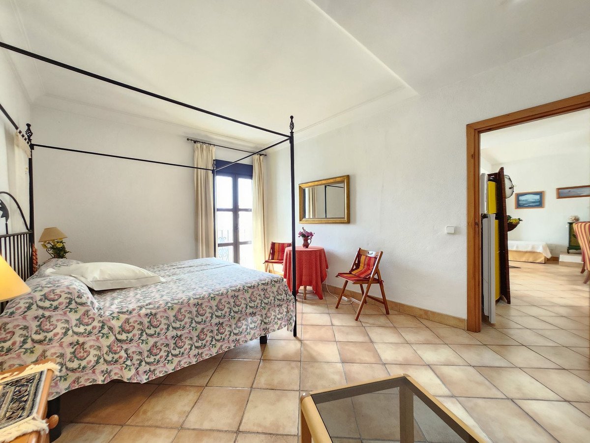 2 Bed Middle Floor Apartment in Puerto Banús