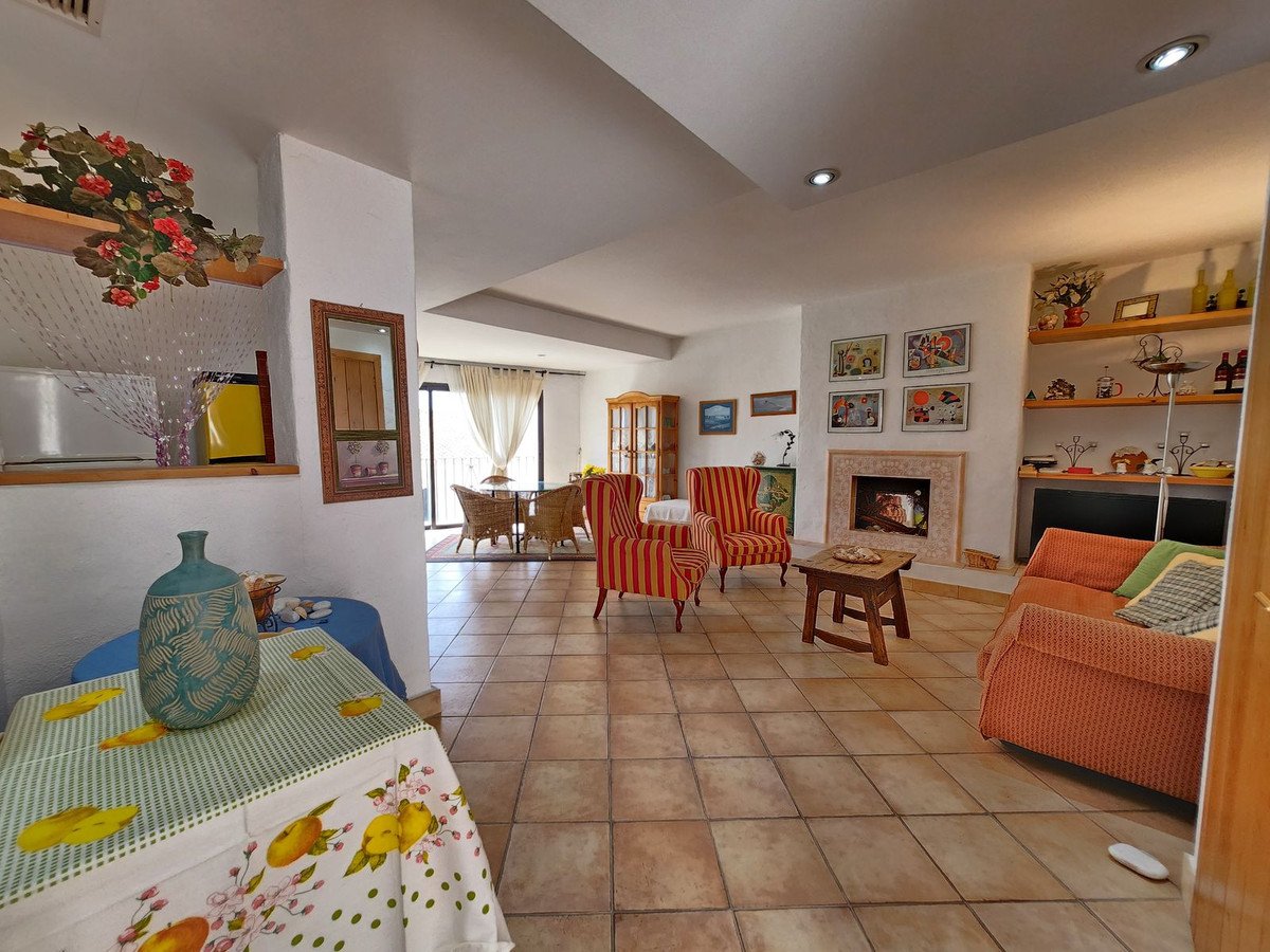 2 Bed Middle Floor Apartment in Puerto Banús