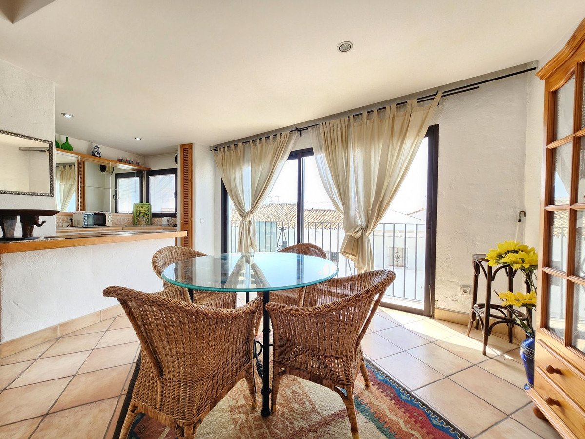 2 Bed Middle Floor Apartment in Puerto Banús