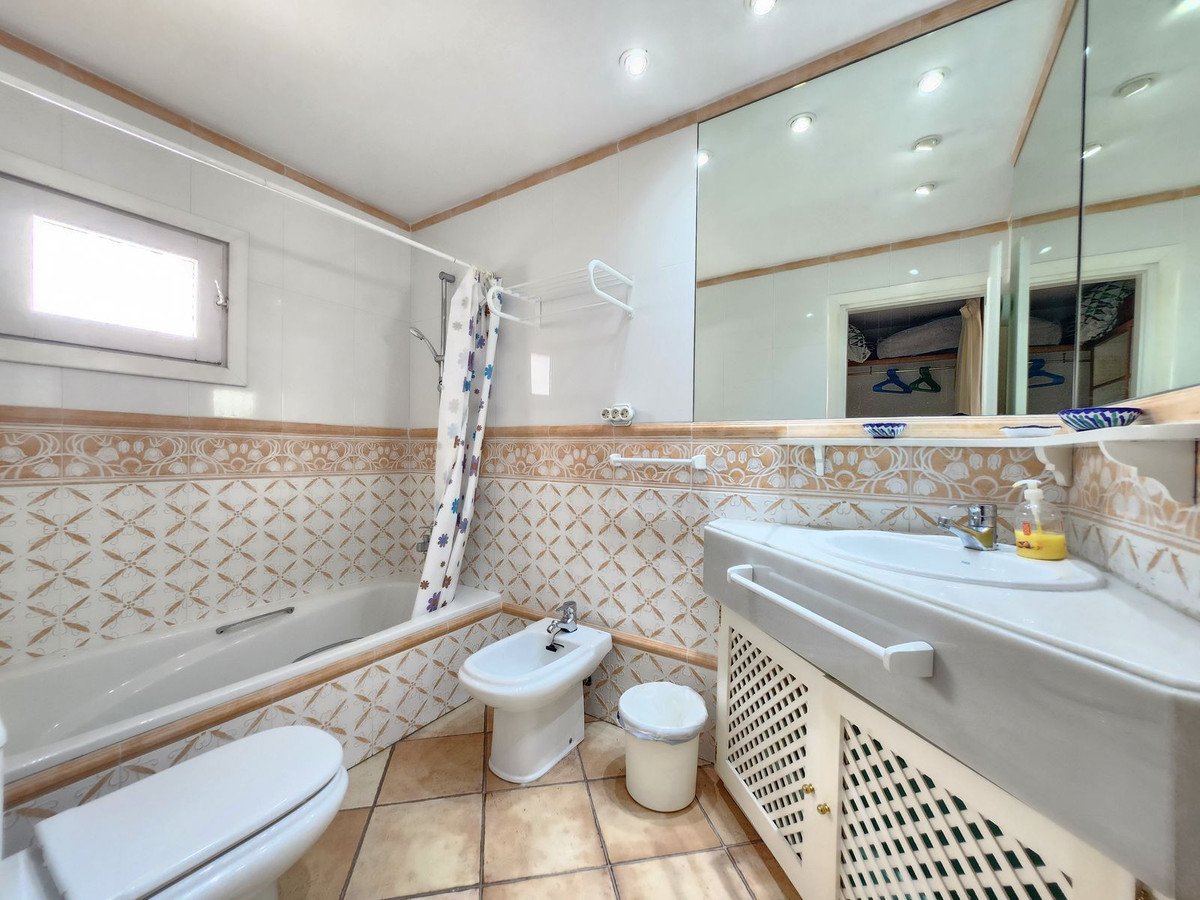 2 Bed Middle Floor Apartment in Puerto Banús