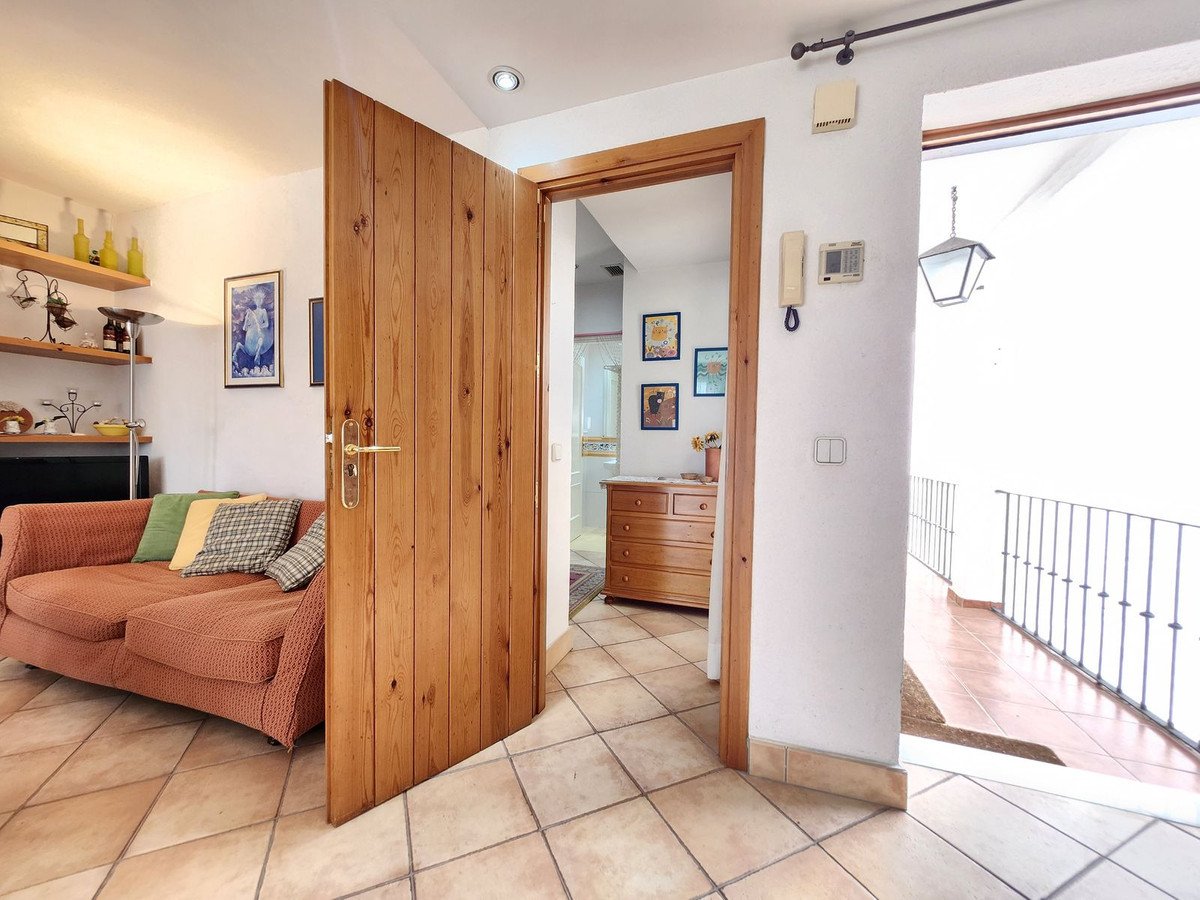 2 Bed Middle Floor Apartment in Puerto Banús
