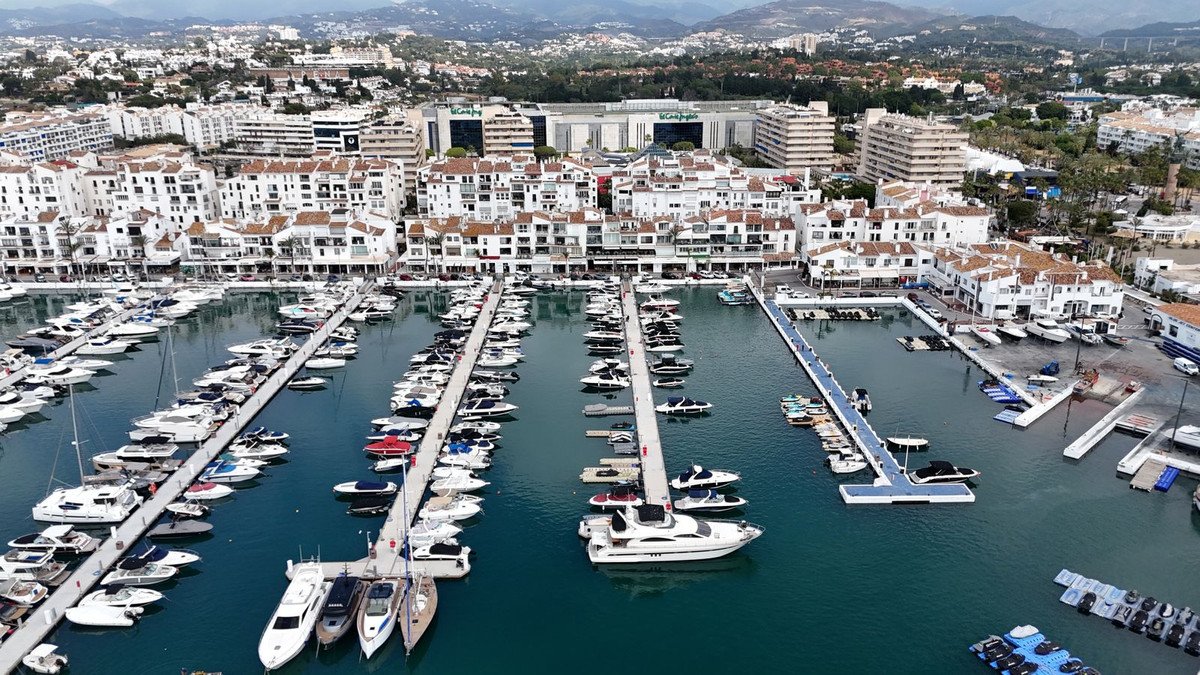 2 Bed Middle Floor Apartment in Puerto Banús