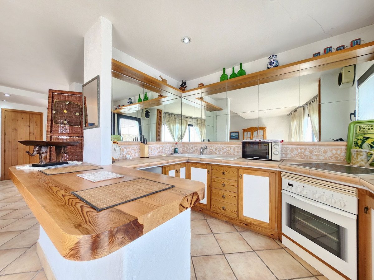 2 Bed Middle Floor Apartment in Puerto Banús