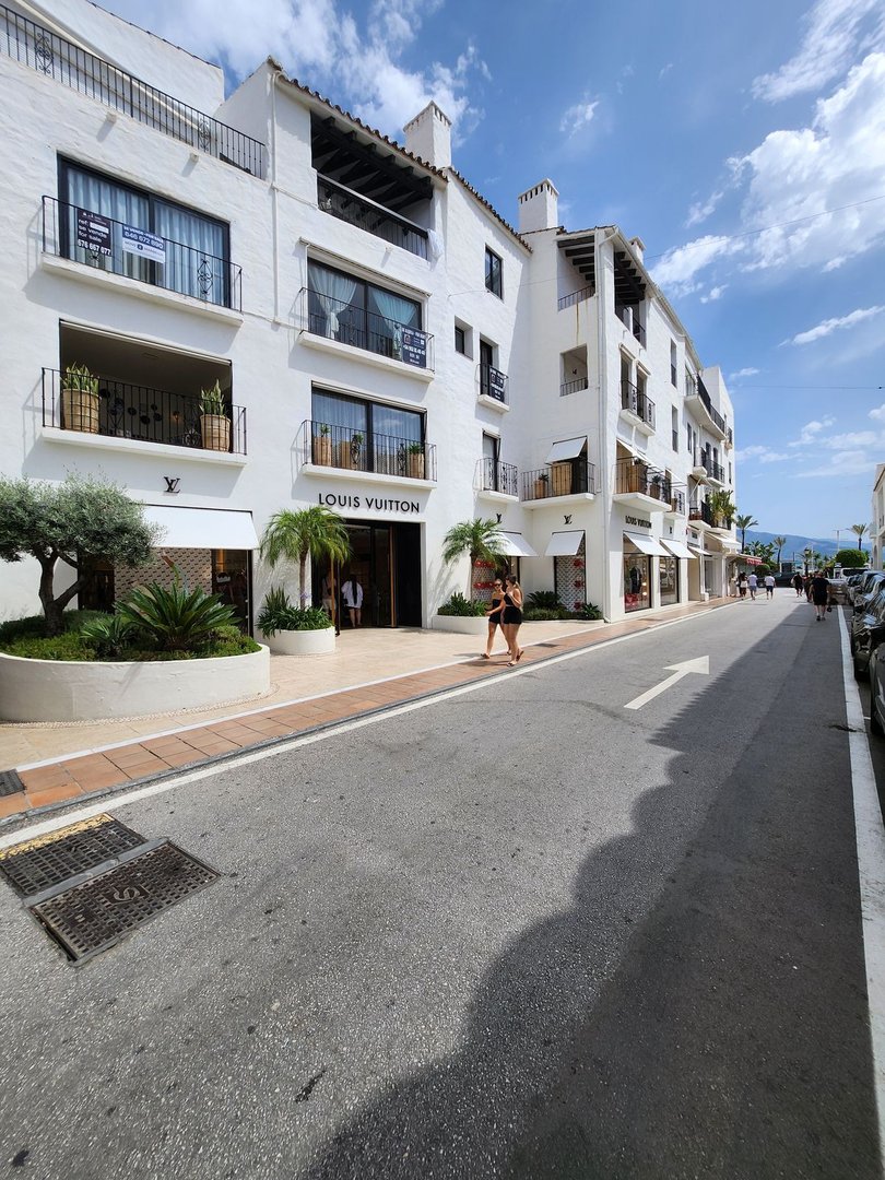 2 Bed Middle Floor Apartment in Puerto Banús