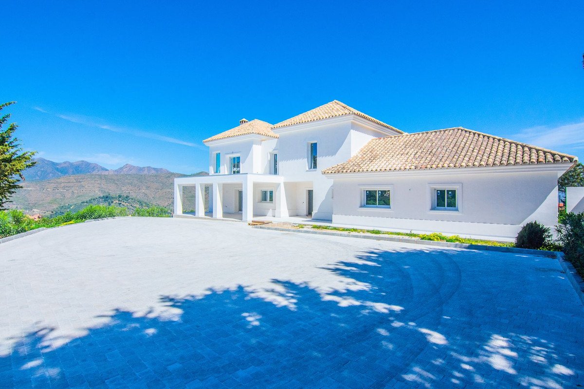 4 Bed Detached Villa in La Mairena