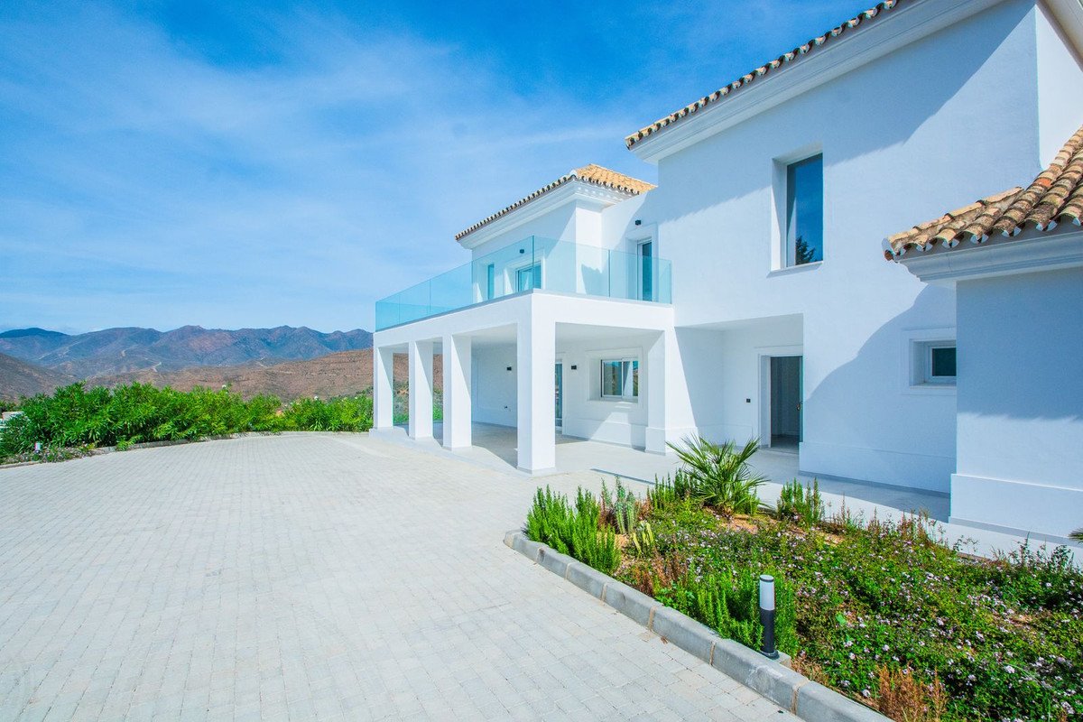 4 Bed Detached Villa in La Mairena