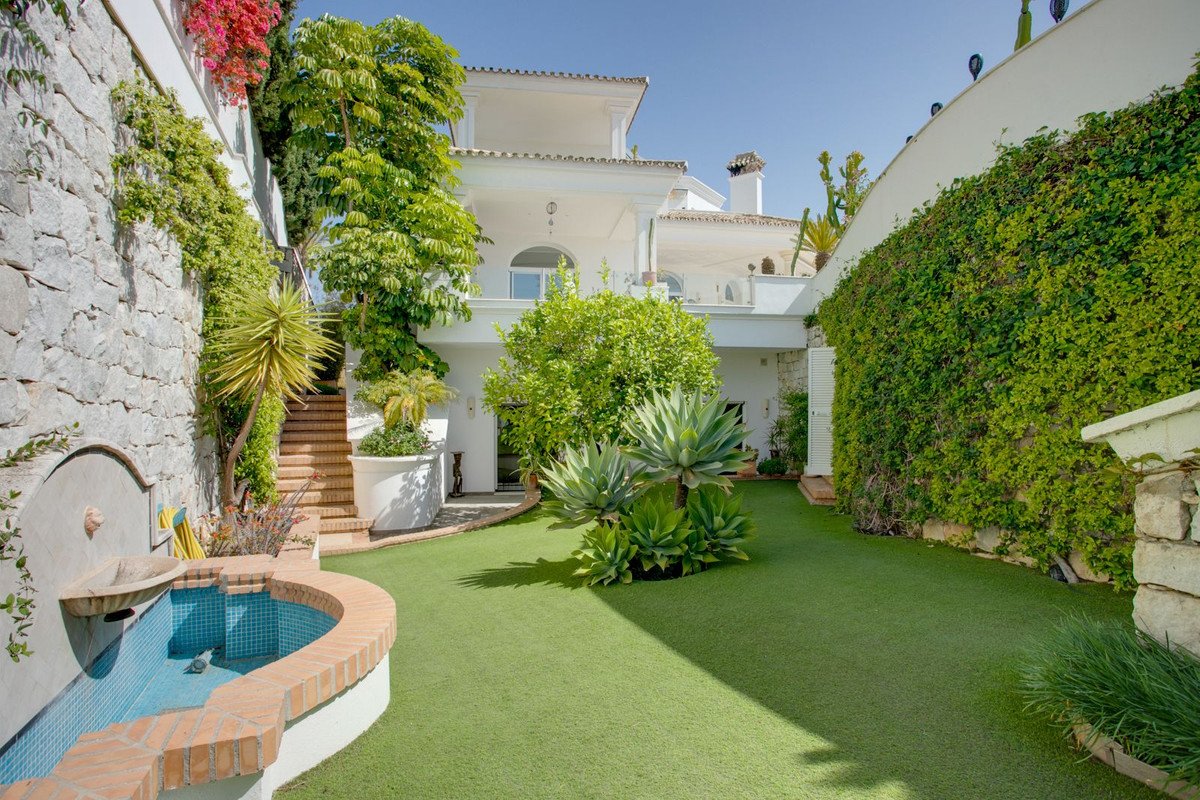 5 Bed Detached Villa in Benahavís