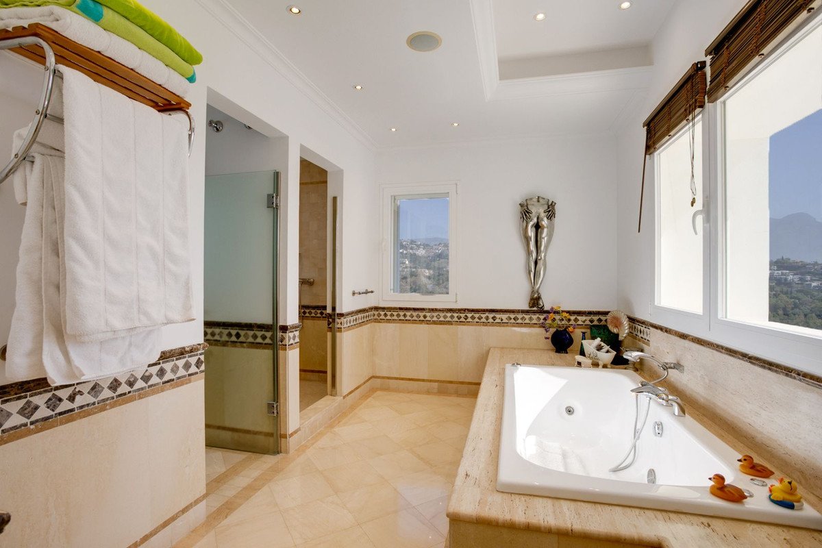 5 Bed Detached Villa in Benahavís