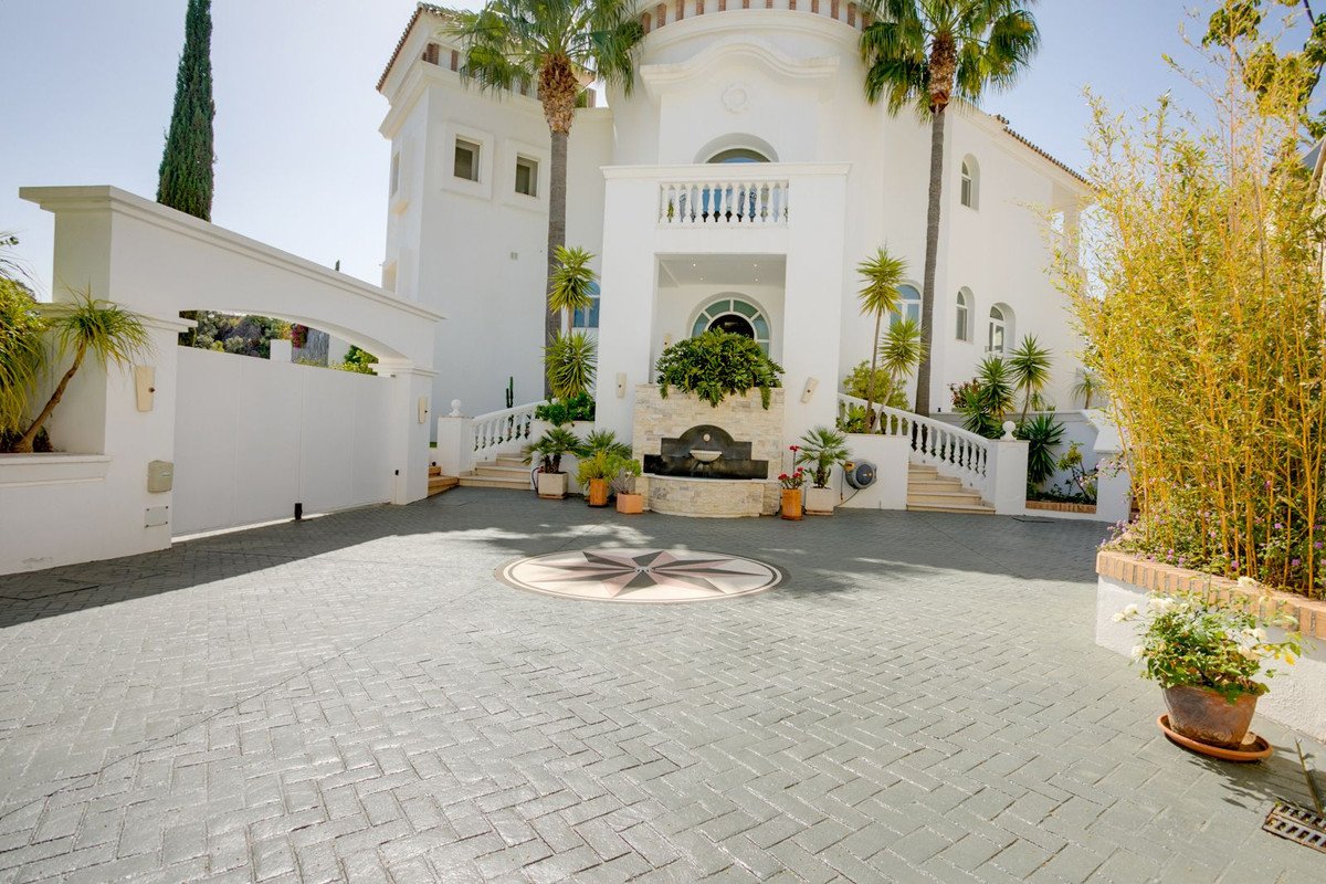5 Bed Detached Villa in Benahavís
