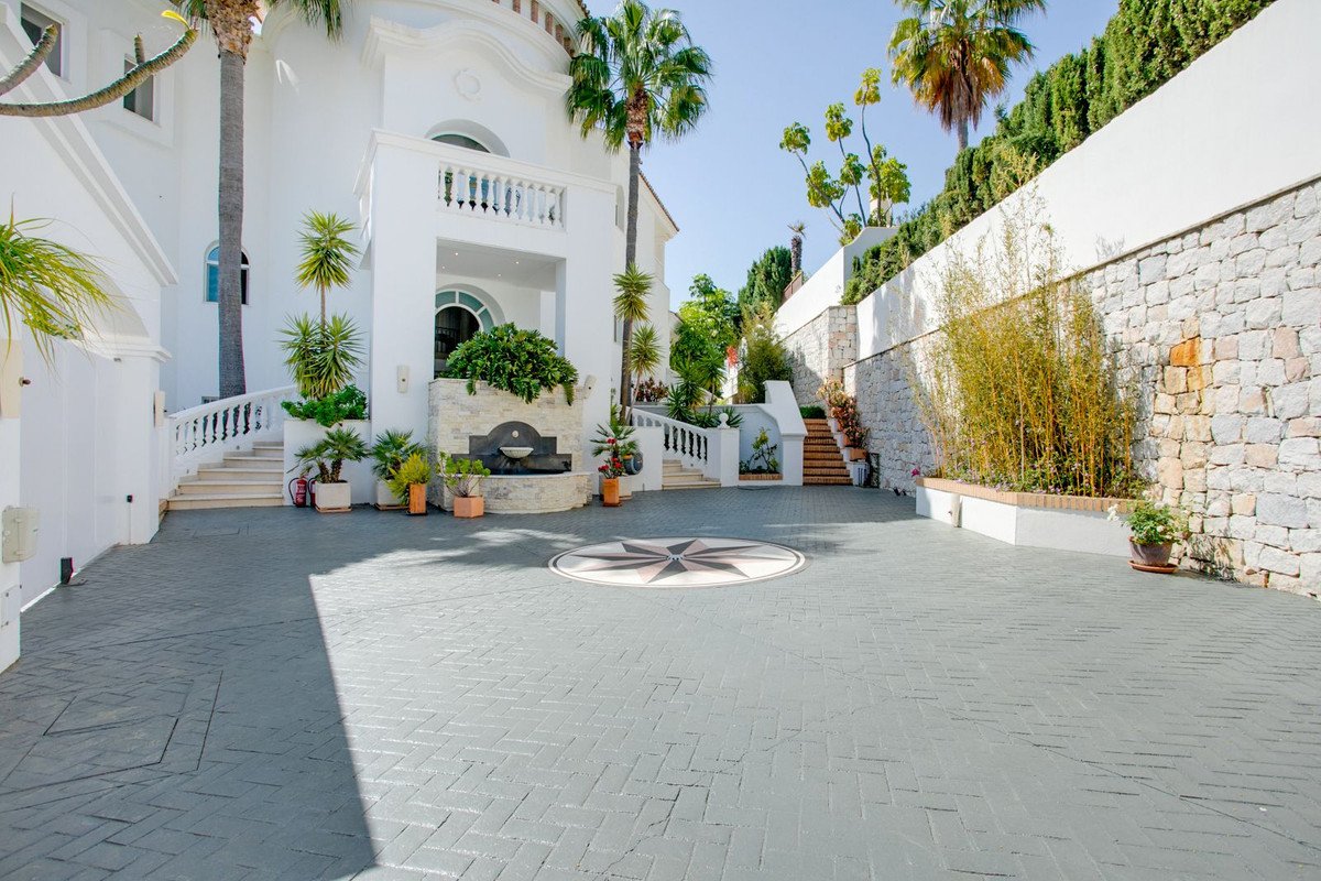 5 Bed Detached Villa in Benahavís