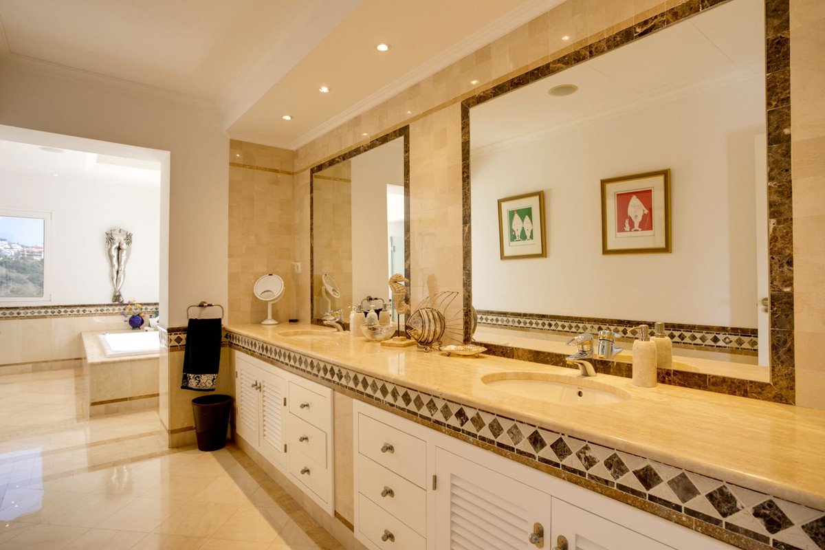 5 Bed Detached Villa in Benahavís