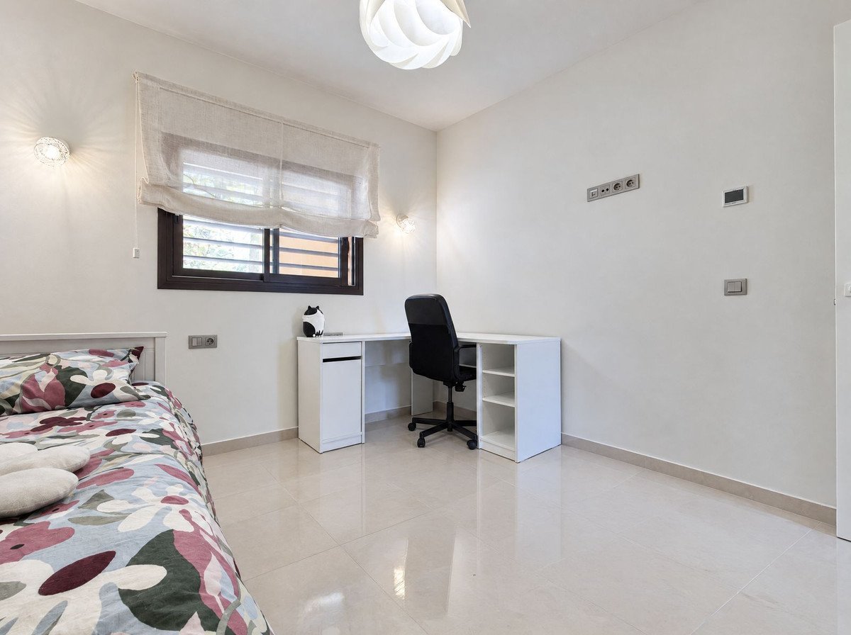 2 Bed Middle Floor Apartment in Fuengirola