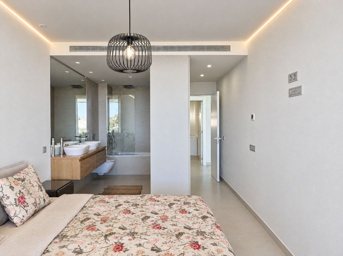 2 Bed Middle Floor Apartment in Fuengirola