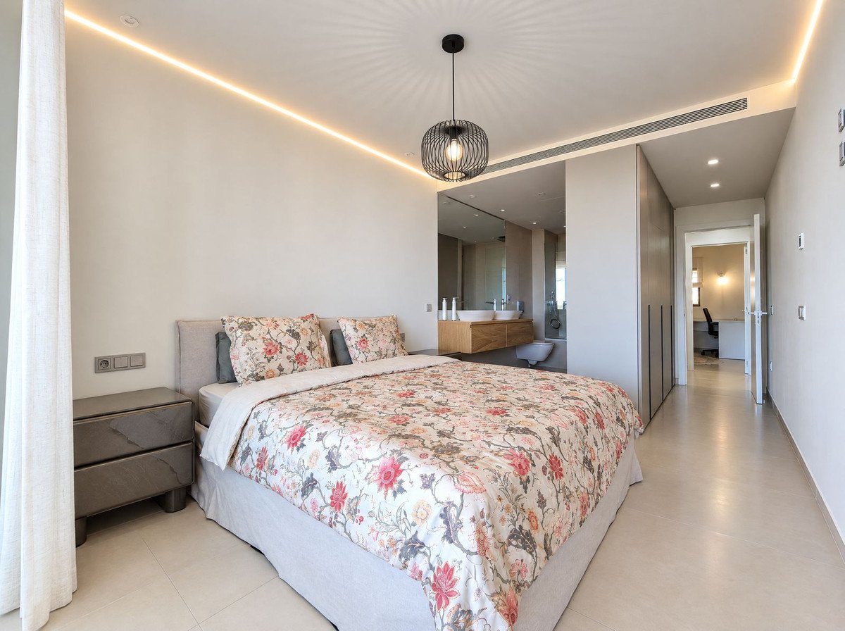 2 Bed Middle Floor Apartment in Fuengirola