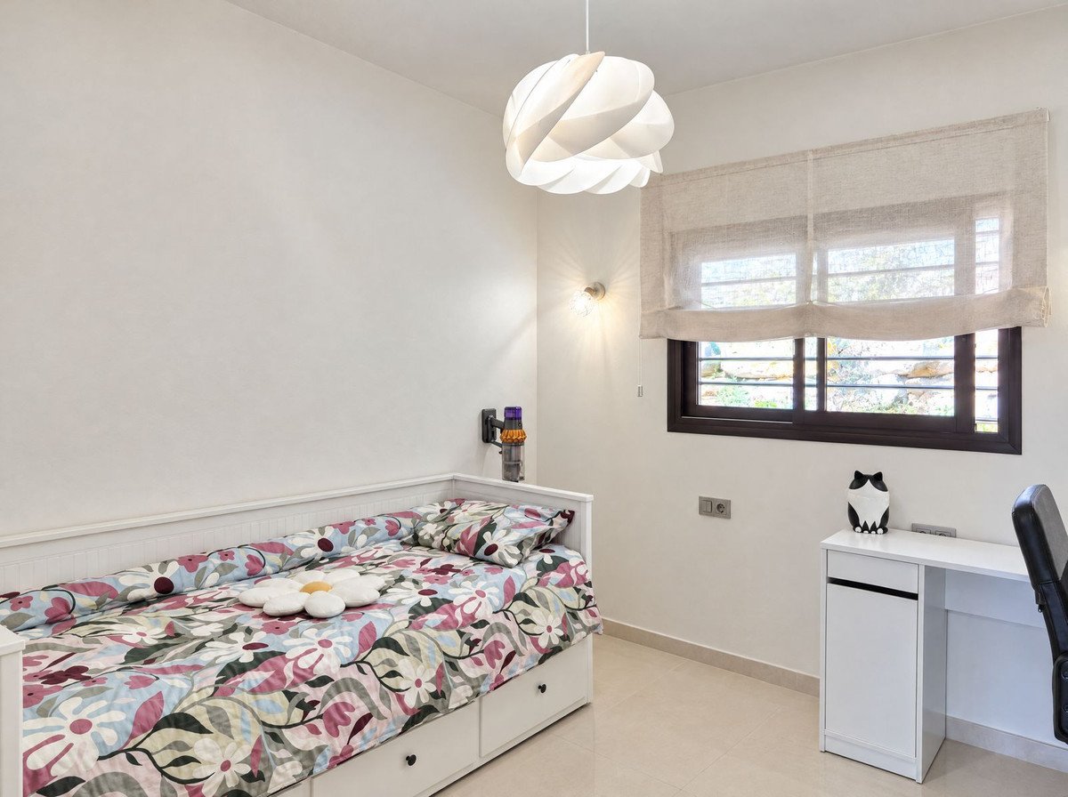 2 Bed Middle Floor Apartment in Fuengirola