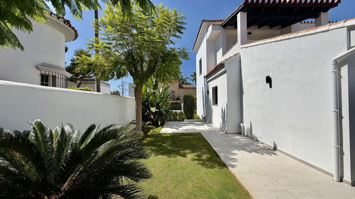 5 Bed Detached Villa in Nueva Andalucía