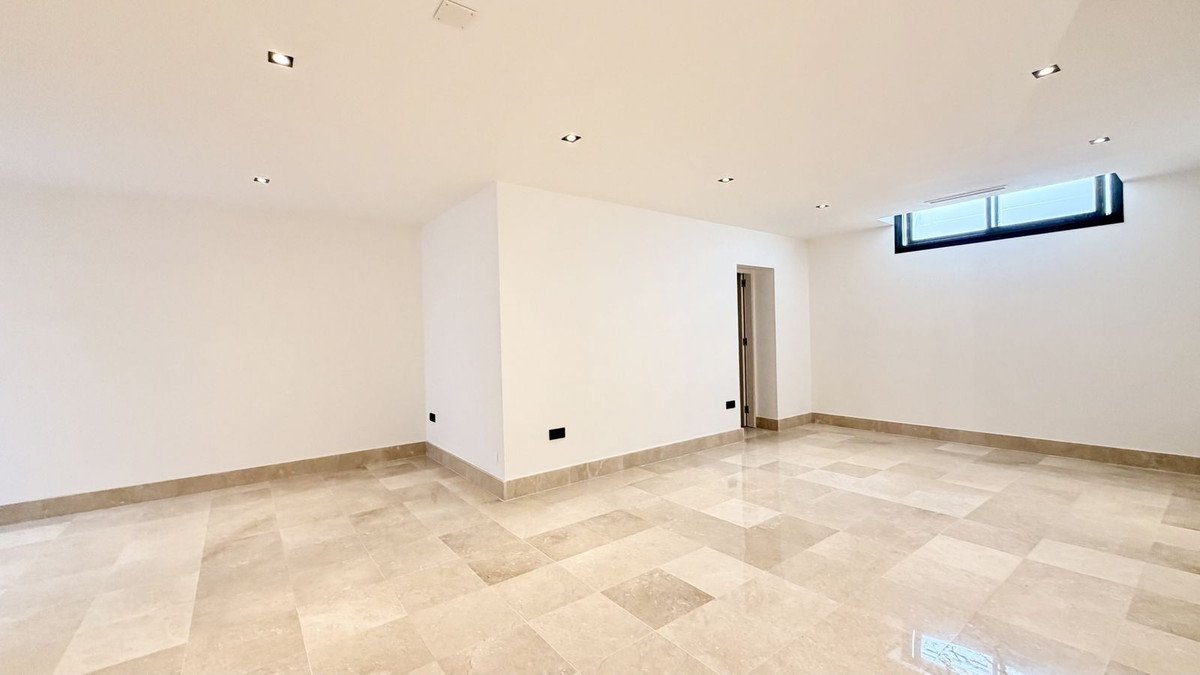 5 Bed Detached Villa in Nueva Andalucía
