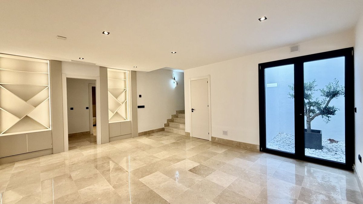 5 Bed Detached Villa in Nueva Andalucía