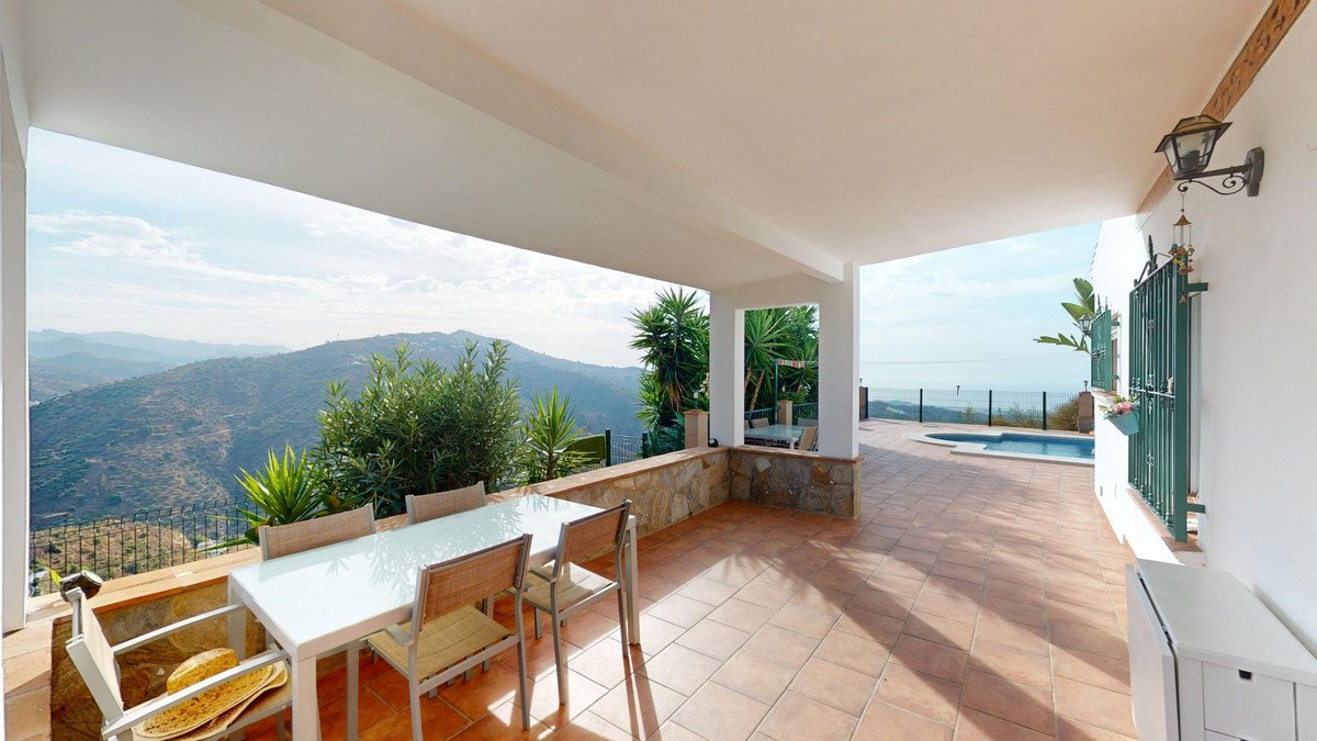 3 Bed Detached Villa in Arenas