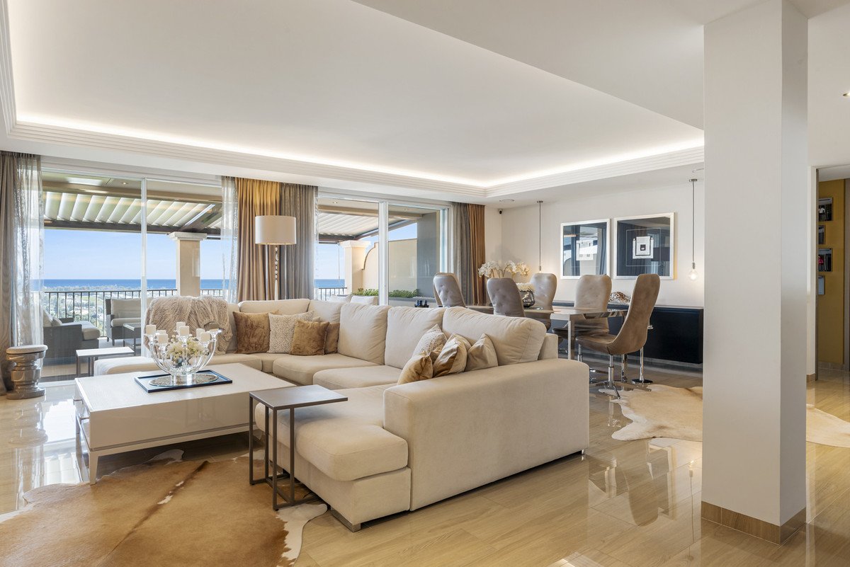 4 Bed Penthouse in Benahavís
