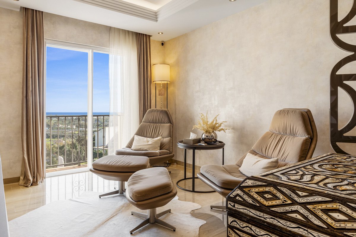 4 Bed Penthouse in Benahavís