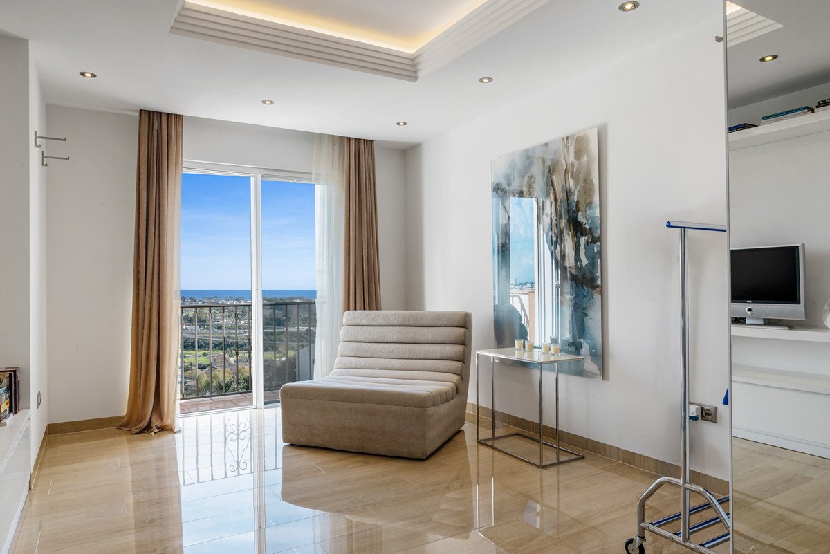4 Bed Penthouse in Benahavís