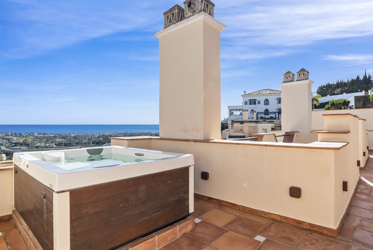 4 Bed Penthouse in Benahavís