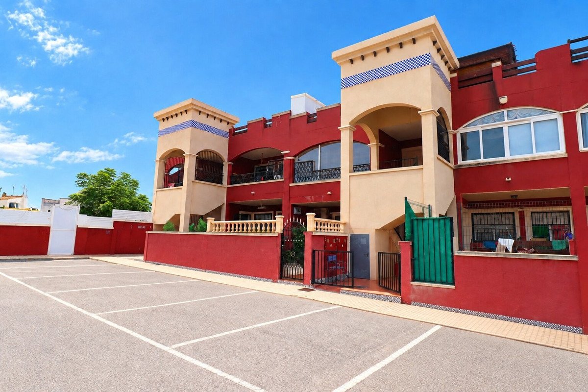 2 Bed Ground Floor Apartment in Los Altos