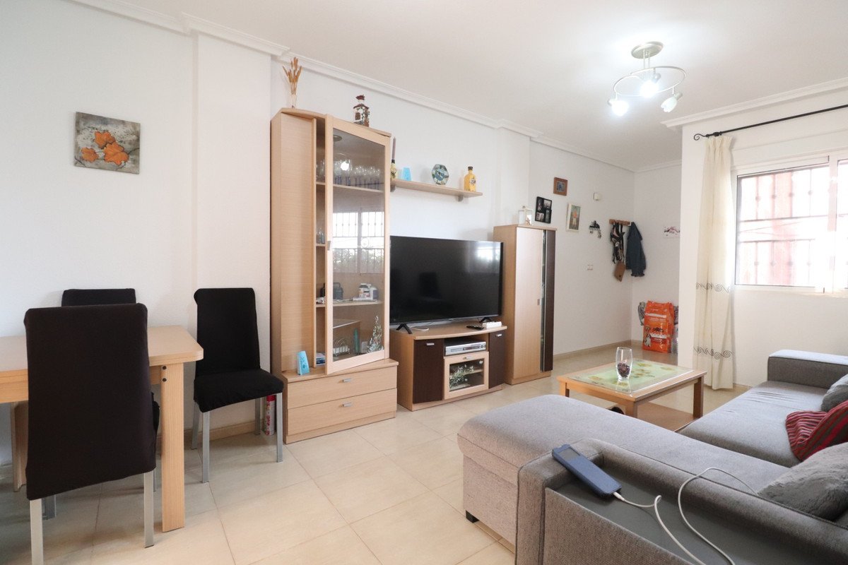 2 Bed Ground Floor Apartment in Los Altos