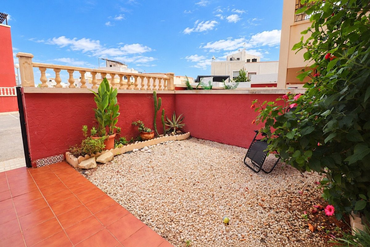 2 Bed Ground Floor Apartment in Los Altos