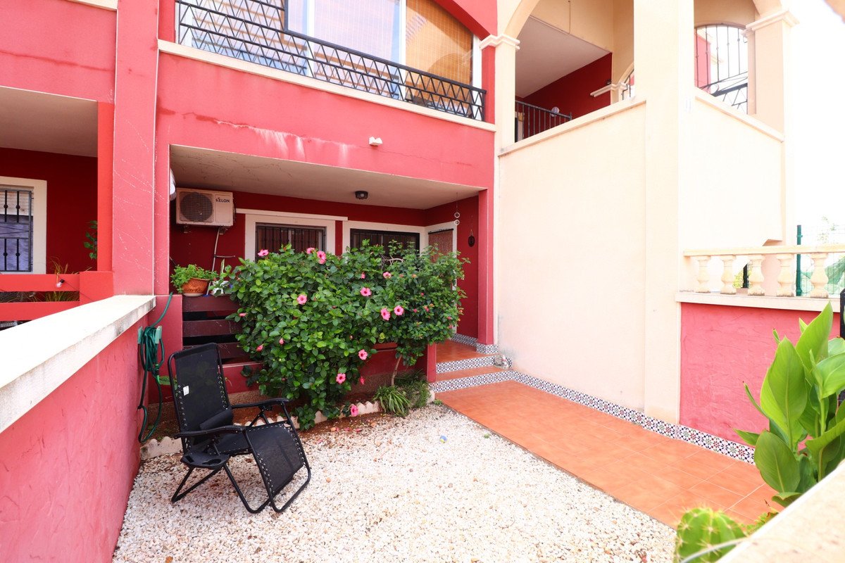 2 Bed Ground Floor Apartment in Los Altos