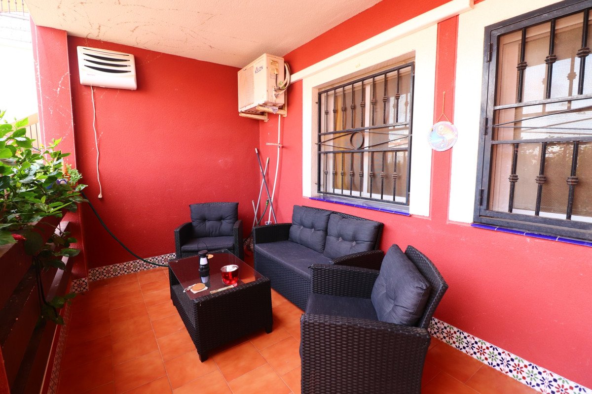 2 Bed Ground Floor Apartment in Los Altos