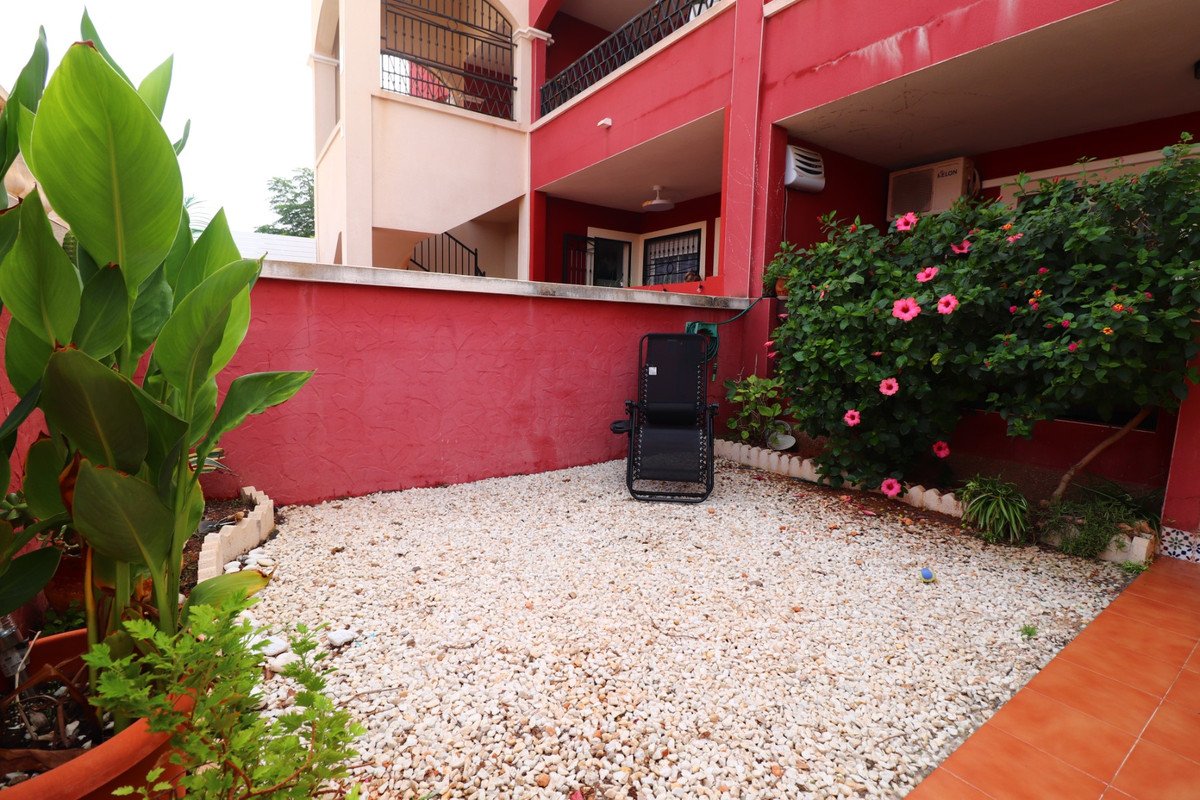 2 Bed Ground Floor Apartment in Los Altos