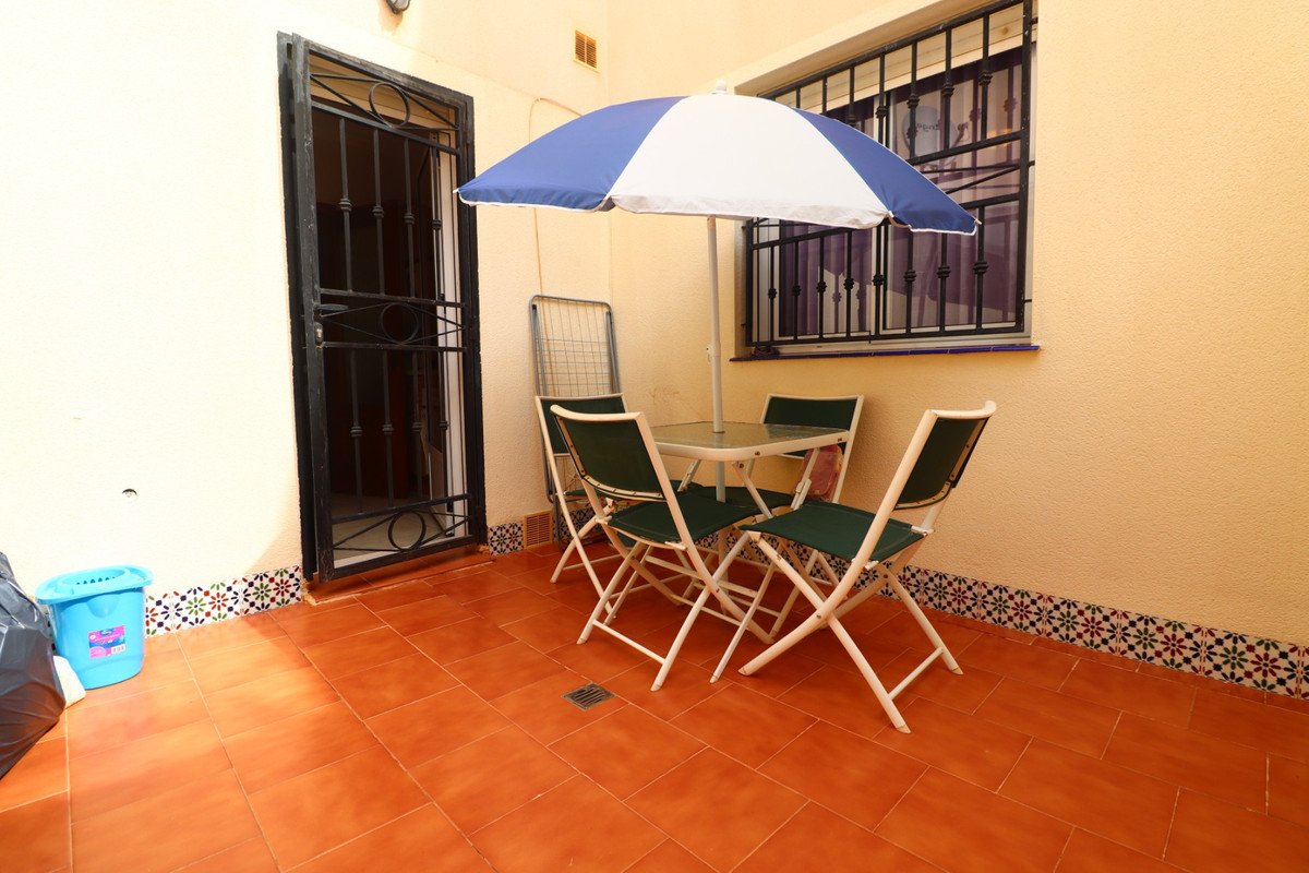 2 Bed Ground Floor Apartment in Los Altos