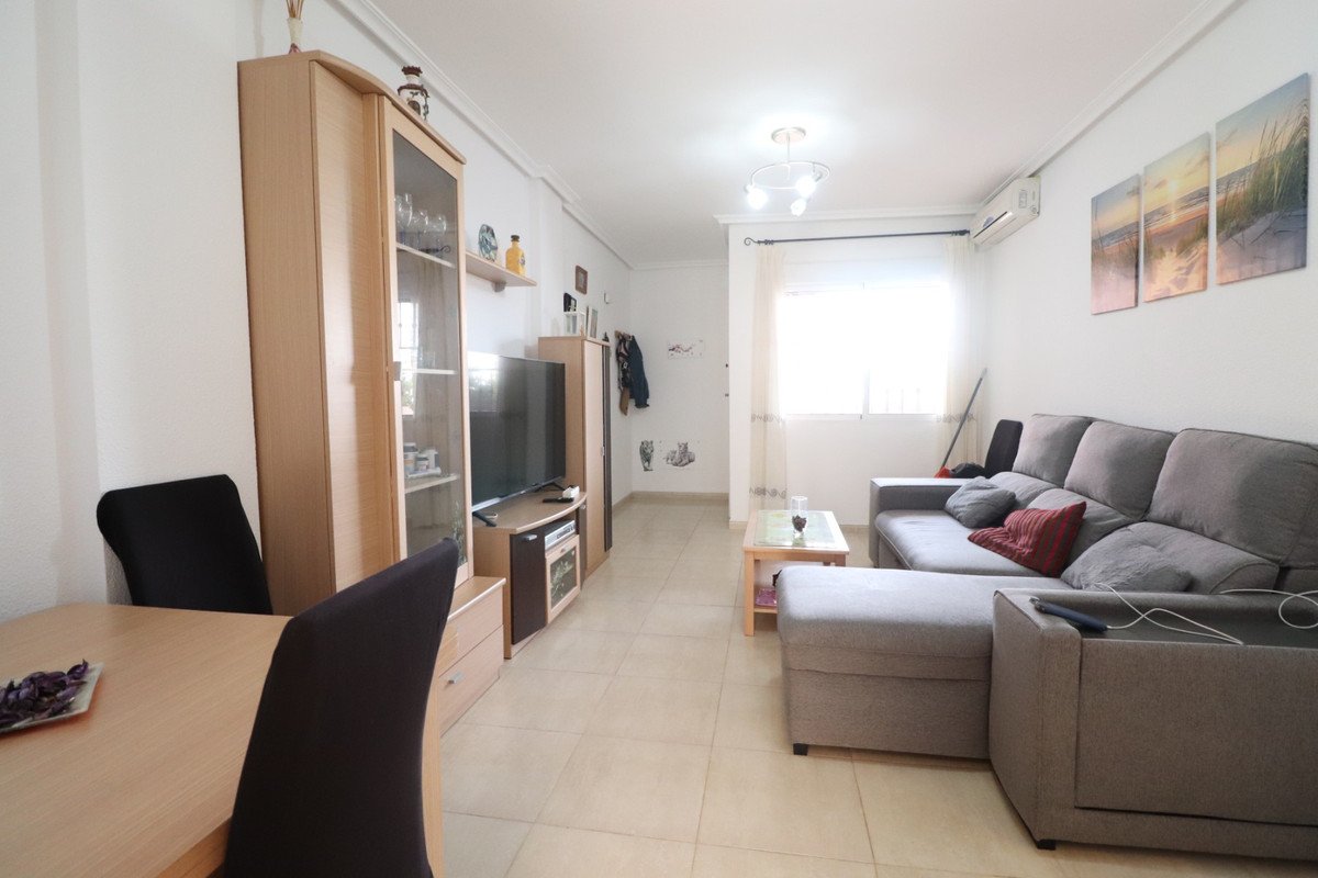 2 Bed Ground Floor Apartment in Los Altos