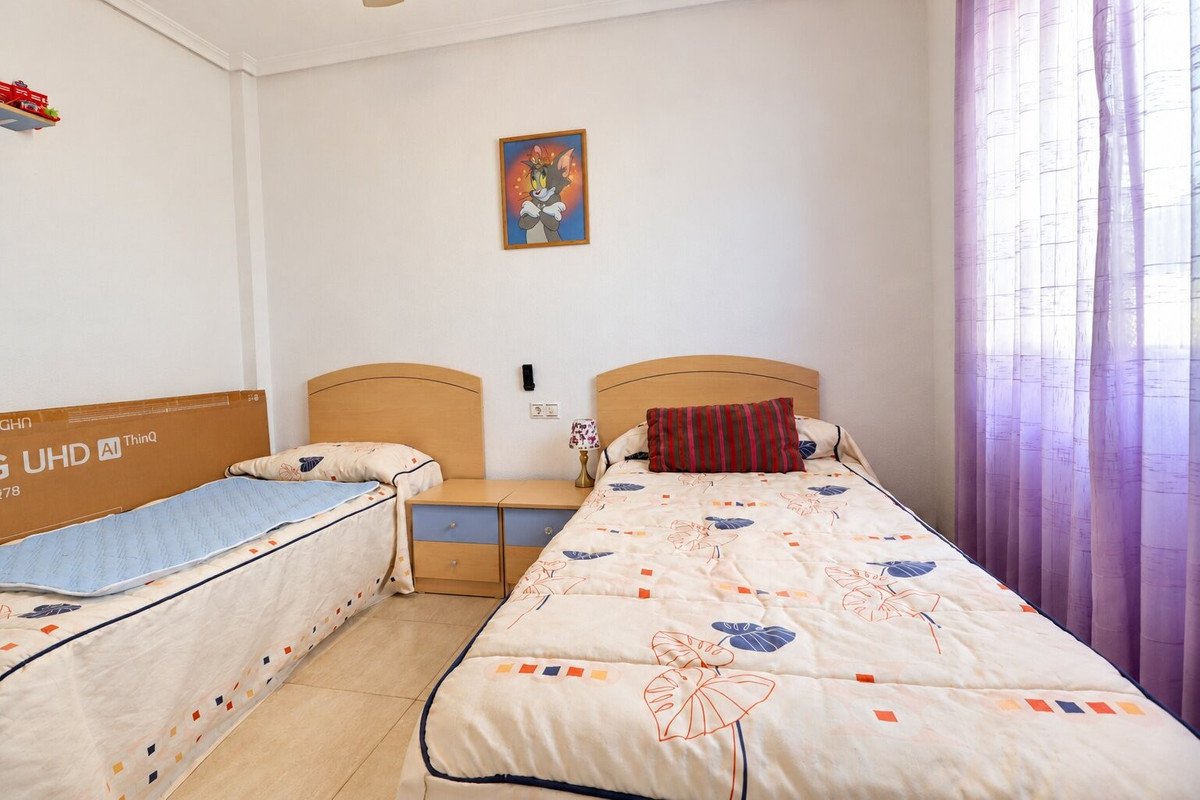 2 Bed Ground Floor Apartment in Los Altos