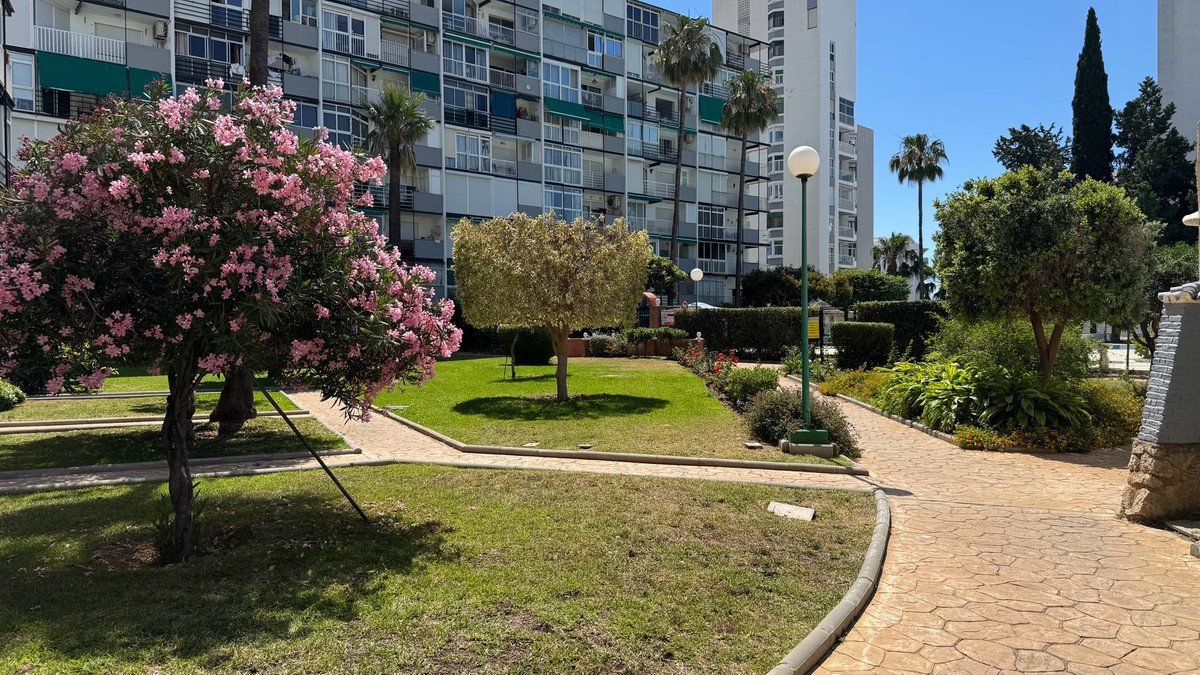 2 Bed Middle Floor Apartment in Benalmadena