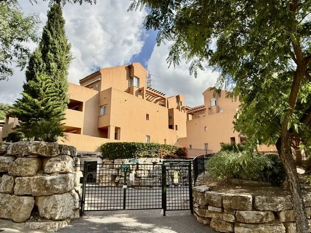 2 Bed Middle Floor Apartment in Marbella